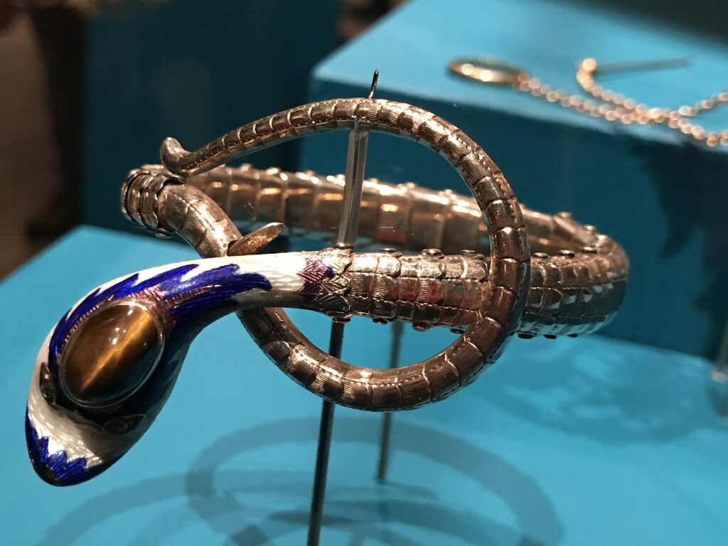 Cabochon d’œil de tigre montrant ses bandes dorées et le reflet mouvant de ses fibres