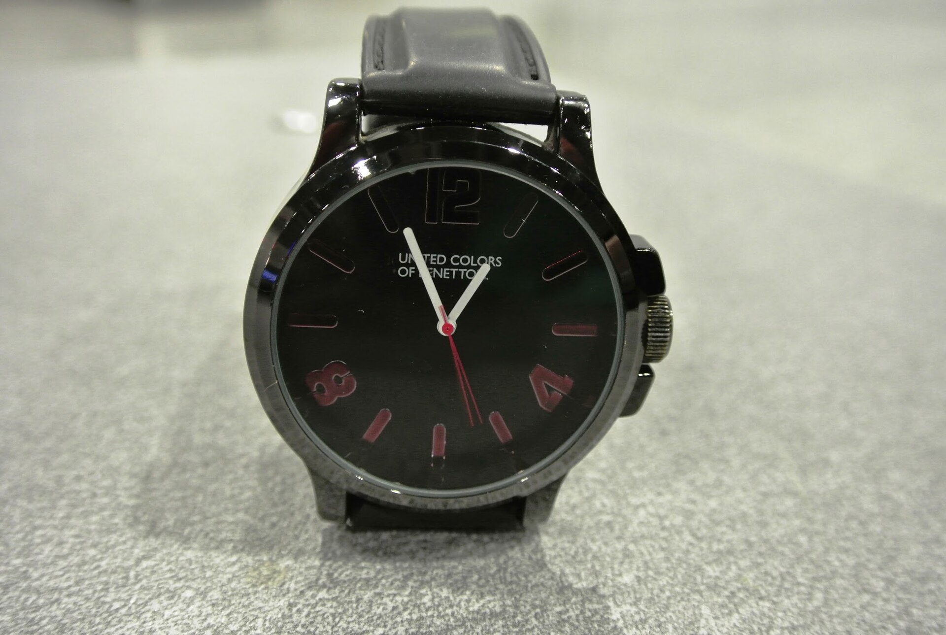 Montre-bracelet portée au poignet, aiguille des secondes nette sur un cadran clair