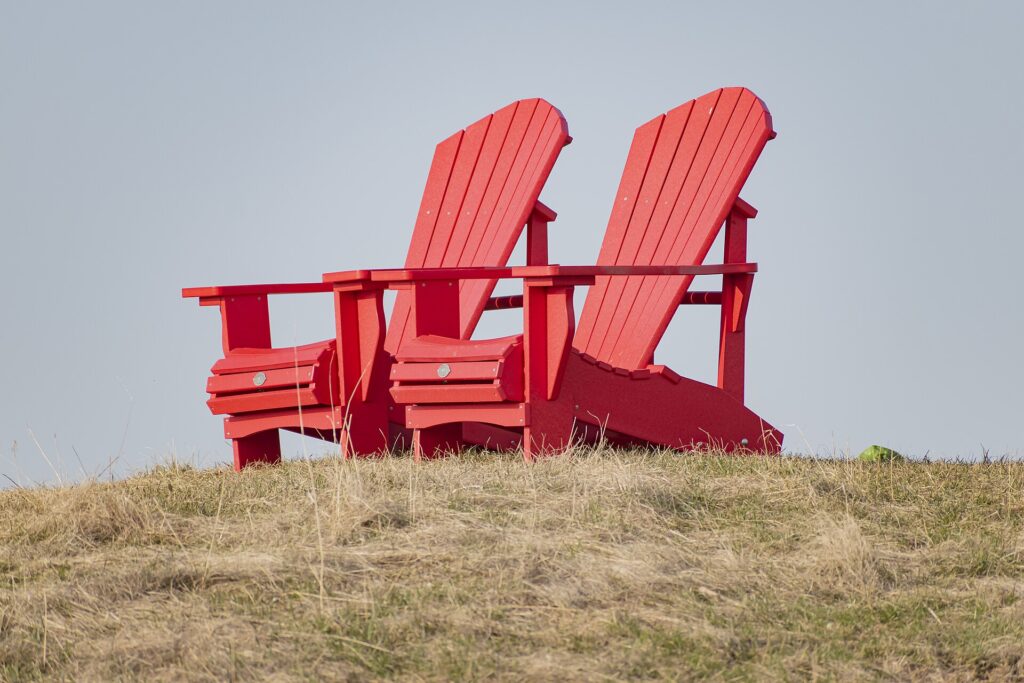 Chaise en bois seule dans une pièce nue, parquet clair et mur sans décoration