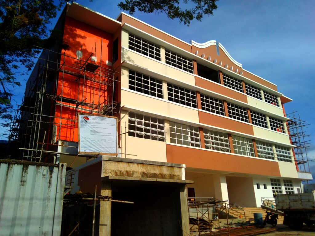 Comptoir d&rsquo;accueil d&rsquo;un centre de bien-&ecirc;tre, couloir &eacute;clair&eacute; et portes de cabines ferm&eacute;es