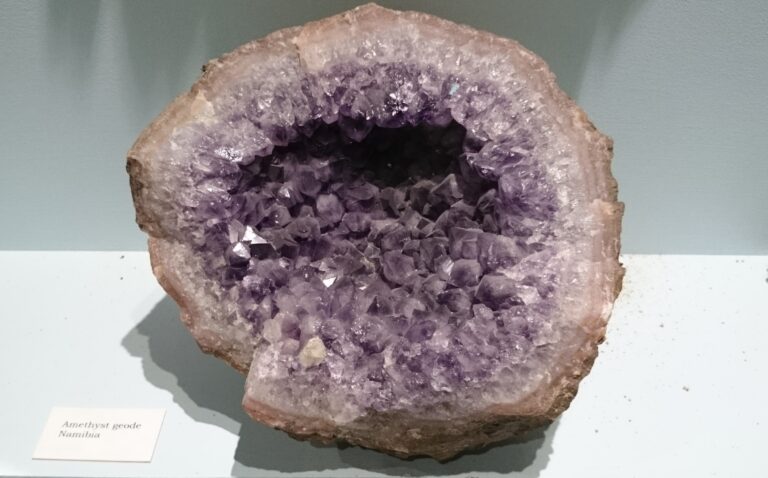 Améthyste : d&rsquo;où elle vient, pourquoi elle est violette, ce qui la décolore