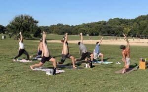 Salutation au soleil : la séquence expliquée pas à pas