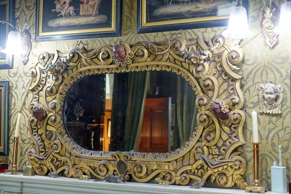 Un miroir face au lit, la règle et sa vraie raison