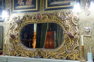 Un miroir face au lit, la règle et sa vraie raison