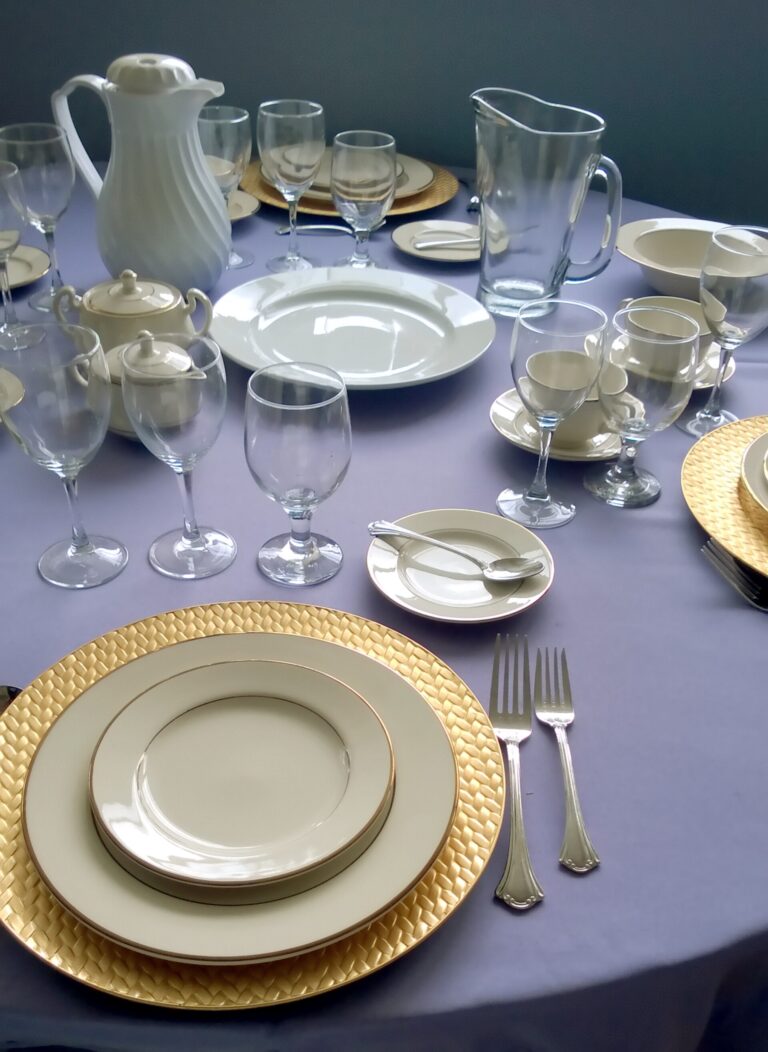 Trois traditions de mise en table, et une trame pour un mardi soir