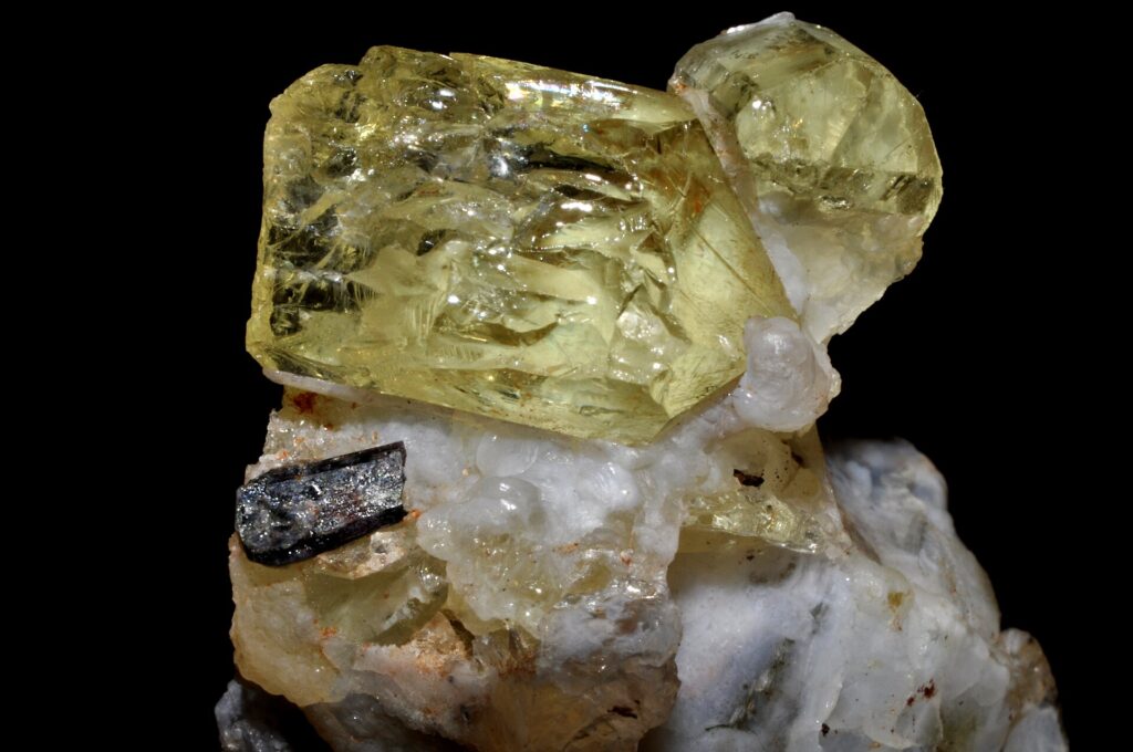 Perles de quartz jaune enfilées sur un fil, aux teintes légèrement inégales