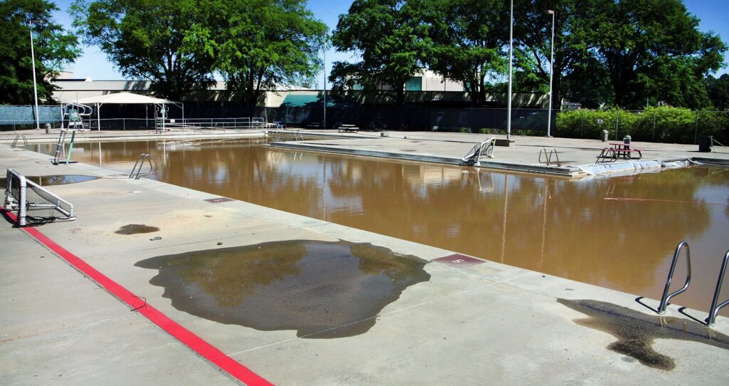 Ligne d’eau vide dans une piscine couverte, lignes bleues visibles au fond