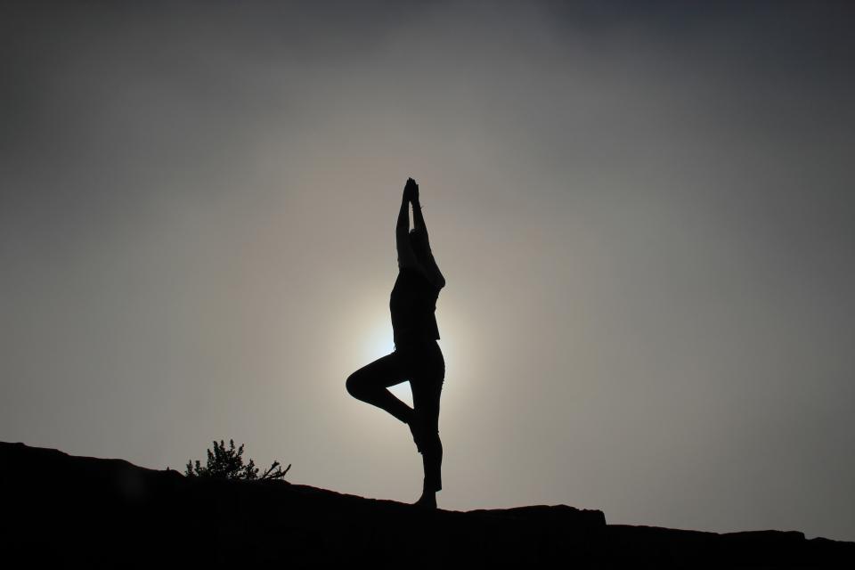 Bolster, couvertures, sangle : quatre postures où le corps ne travaille pas