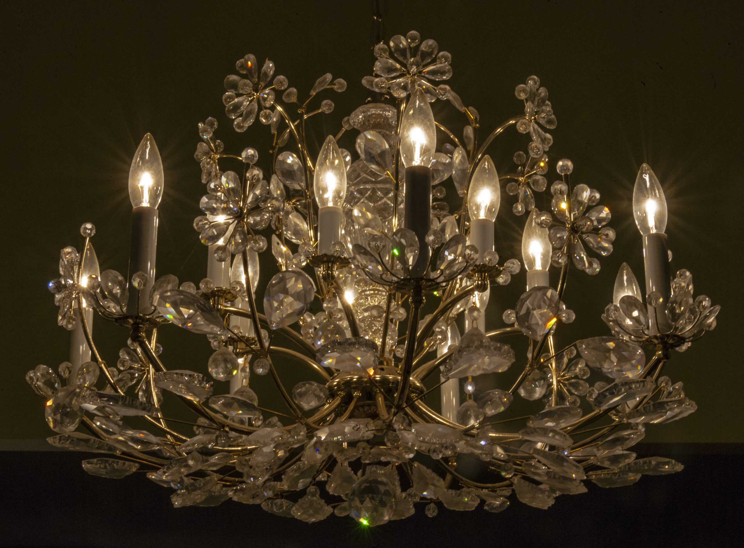 Prisme de verre posé sur une table, décomposant un rayon de lumière en bandes colorées