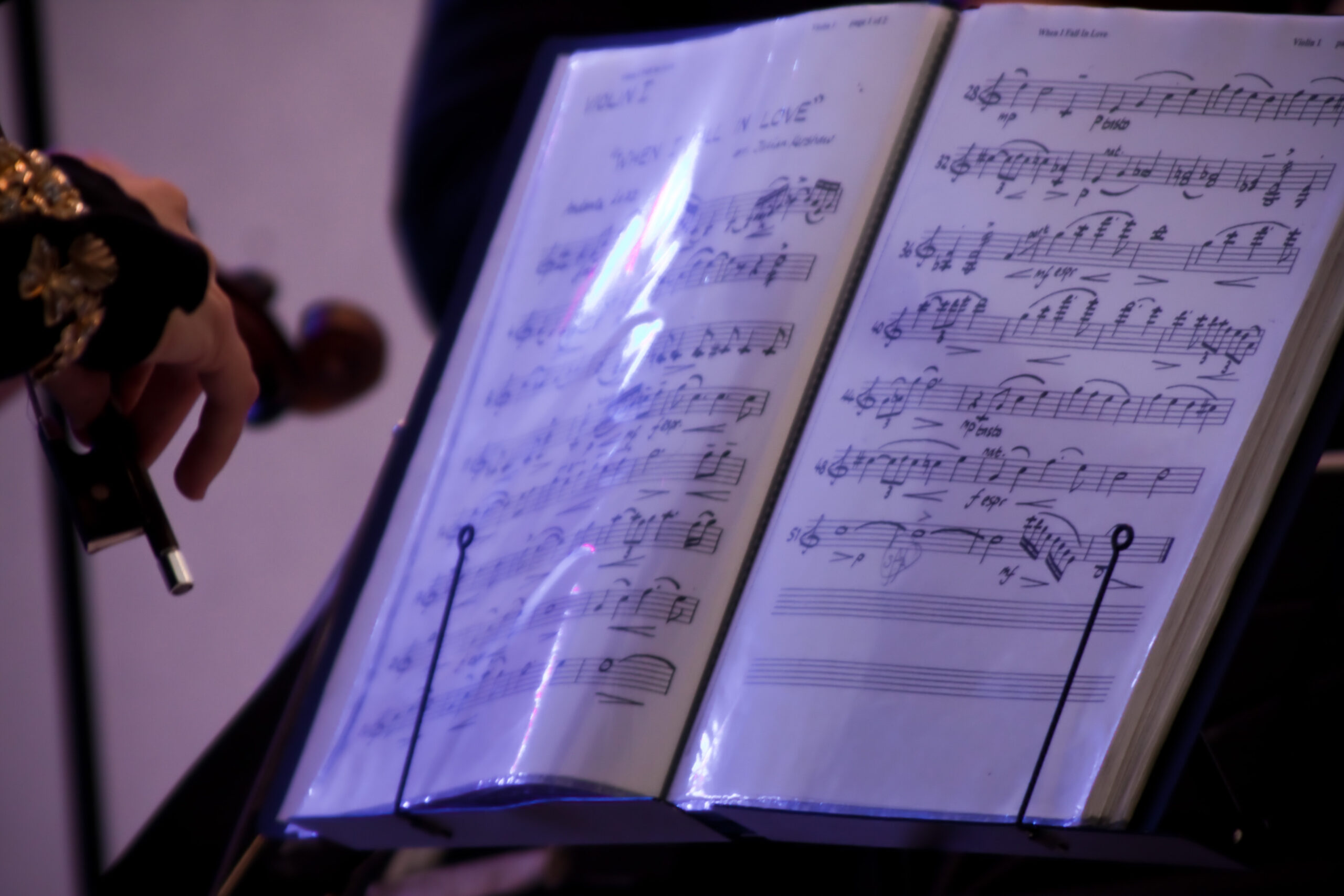 Pupitre de chorale avec une partition ouverte dans une salle de répétition vide
