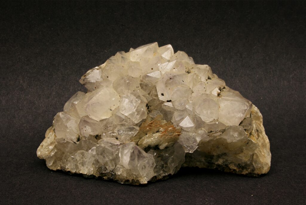 Groupe de pointes de quartz translucides serrées les unes contre les autres sur leur gangue