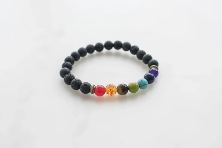 Un bracelet porté tous les jours casse, ternit et se lave mal